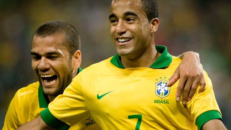 Lucas Moura ao lado de Daniel Alves com a camisa da Seleção Brasileira (Foto: Ramiro Furquim/AGIF)