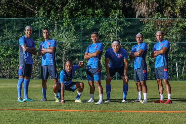 Los juveniles lucieron rapados en su primera pretemporada con el primer equipo. Créditos: @CruzAzul