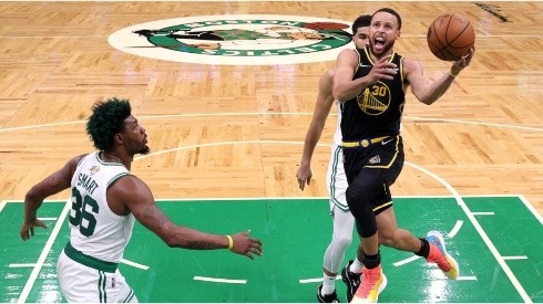 Curry penetra la pintura en las NBA Finals 2022.