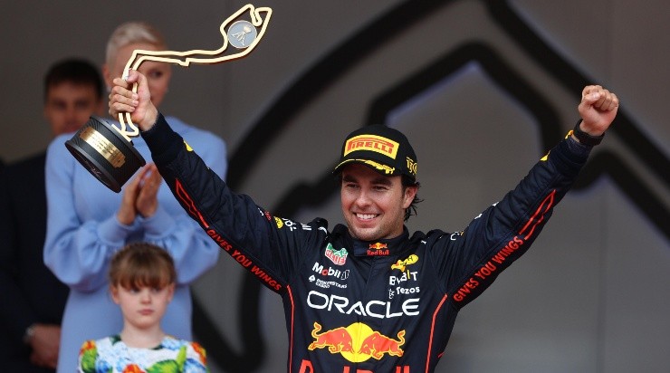 Checo Pérez celebra su triunfazo en Mónaco. (Getty)