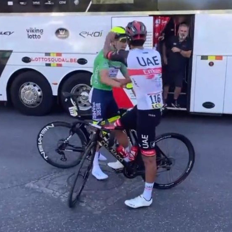 Escándalo: ciclista colombiano le mandó un puño a un colega en plena carrera