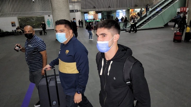 Del Prete llegó al Aeropuerto, donde lo esperaban algunos aficionados de Pumas. Créditos: Dale Azul y Oro
