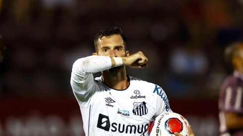 Léo Baptistão com a camisa do Santos (Foto: Thiago Calil/AGIF)