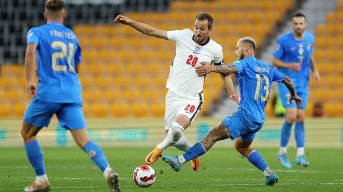 Inglaterra en acción frente a Italia.