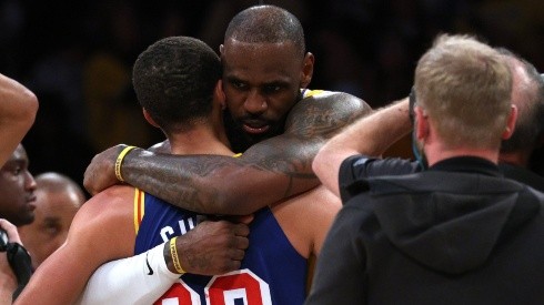 LeBron James abraza a Stephen Curry.