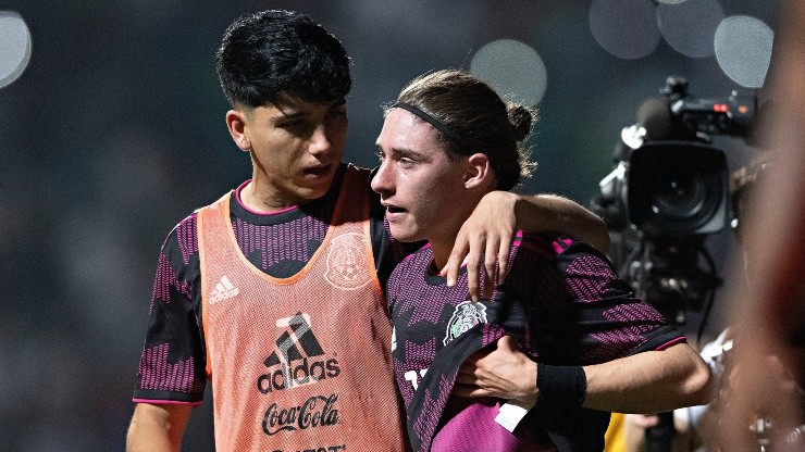 Kevin Álvarez consuela a Marcelo Flores al final del partido ante Surinam.