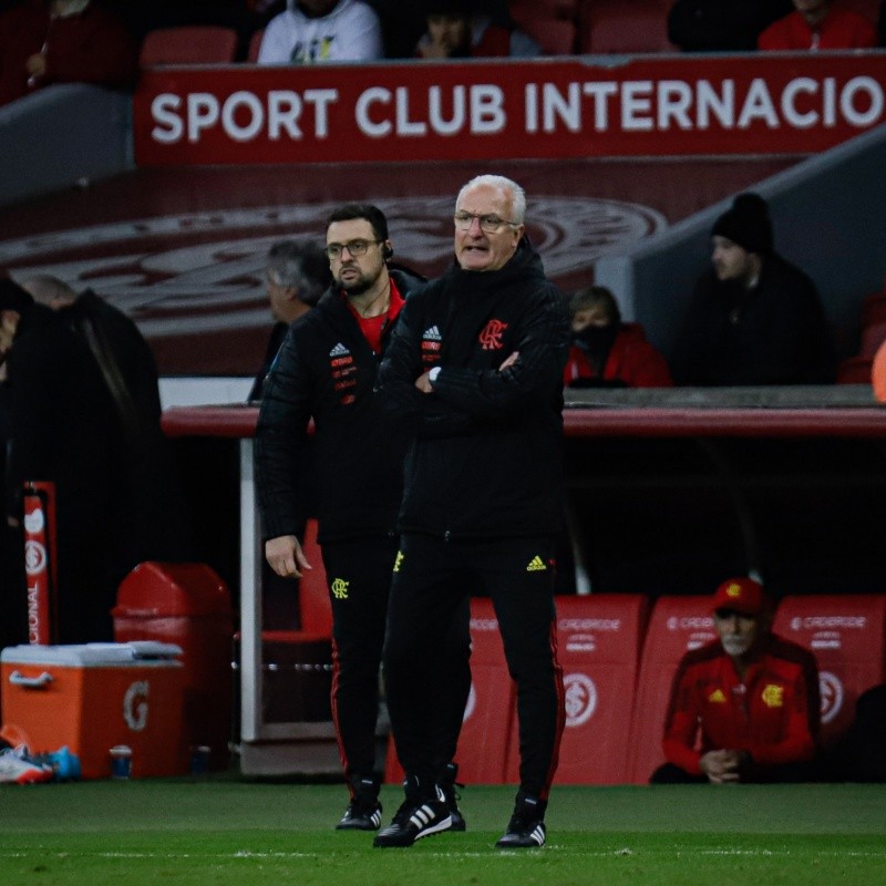 "Até quando vai andar em campo"; Flamengo chega ao Rio sob protestos e um atleta de Dorival é o mais citado