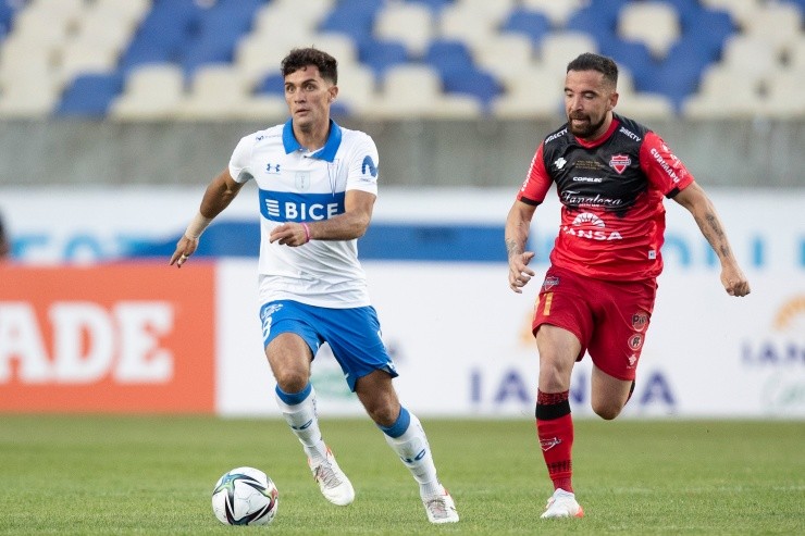 El volante de la UC tuvo elogios para Pinares | Foto: Agencia Uno 