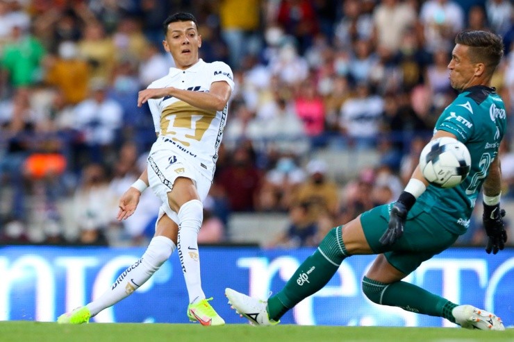 Ciudad de Mexico, 26 de marzo de 2022. Jorge Ruvalcaba anota gol, durante el partido de la jornada 9 del torneo Grita Mexico Clausura 2022 de la Liga BBVA MX, entre los Pumas de la UNAM y el Mazatlán FC, celebrado en el estadio Olímpico Universitario. Foto: Imago7/Alejandra Suárez