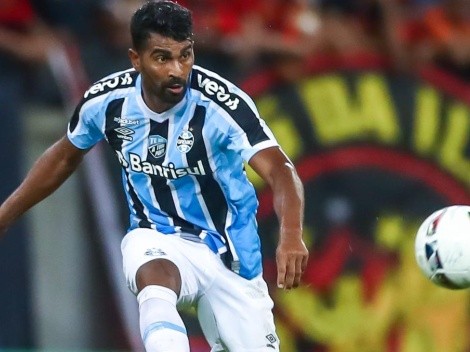 Roger expõe motivos para escalar Thiago Santos no lugar de Bitello no Grêmio