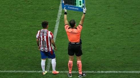Chivas analiza al jugador que pedirá en el cambio por Chofis con Cruz Azul