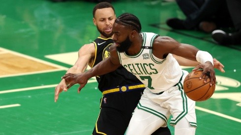 Jaylen Brown y Stephen Curry.