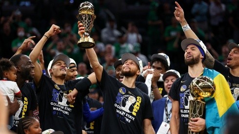 Stephen Curry y Golden State Warriors celebrando título de NBA 2022