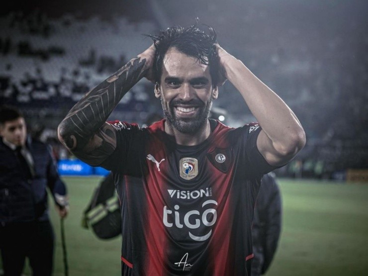 El zaguero paraguayo es opción en Colo Colo | Foto: Carlos Rolón Instagram 