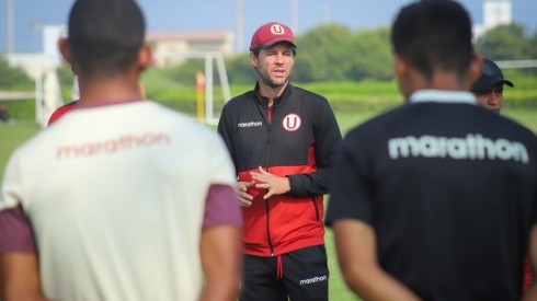 Manuel Barreto dirigió el entrenamiento de Universitario de este viernes. Foto: Universitario