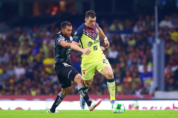 Ciudad de Mexico, 19 de mayo de 2022. Federico Viñas y Luis Chávez, durante el partido de ida de las Semifinales del Torneo Grita Mexico Clausura 2022 de la Liga BBVA MX, entre las Águilas del America y los Tuzos del Pachuca, celebrado en el Estadio Azteca. Foto: Imago7/ Eloisa Sánchez