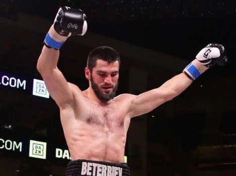 Artur Beterbiev derrotó a Smith Jr con un durísimo KO