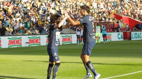 César Huerta festeja su gol en Cantera
