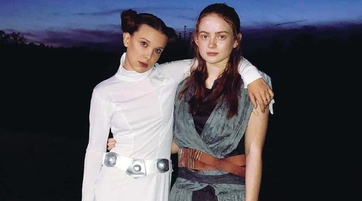 Instagram @milliebobbybrown / La actriz, junto a Sadie Sink, como la princesa Leia.