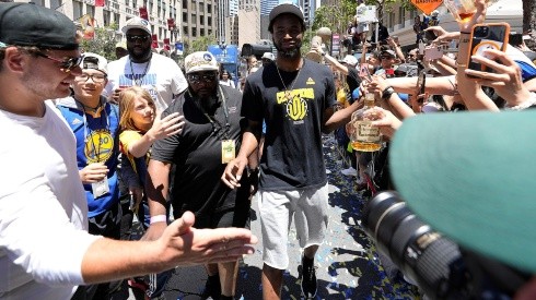 Andrew Wiggins en celebración de título NBA con Golden State Warriors
