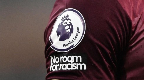 Logo de la Premier League en camiseta.