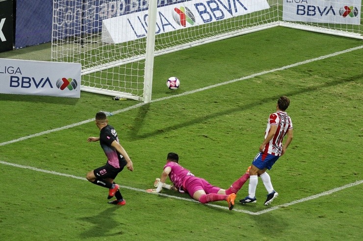 Rodríguez convirtiéndole a Chivas en el Guard1anes 2020. Créditos: Imago7