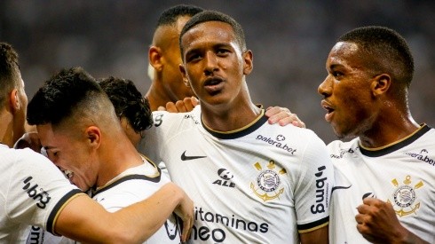 Foto: Rodrigo Coca/Ag. Corinthians - Robert Renan (ao centro) deve ser titular da zaga do Timão contra o Santos