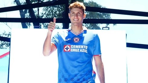 Santiago Giménez en la presentación del uniforme de Cruz Azul para la temporada 2022-23.