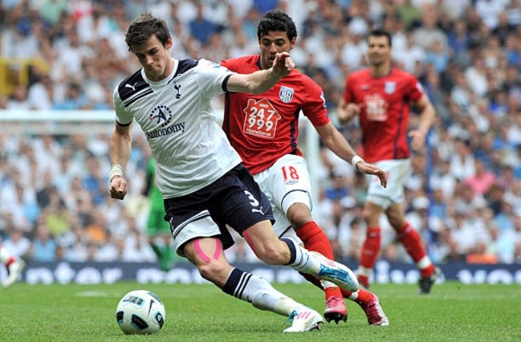 Gareth Bale y Carlos Vela como rivales en la Premier League en 2011 (foto: Getty Images).