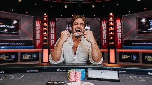 João Simão venceu torneio de poker e se tornou bicampeão mundial (Foto: Hayley Hochstetler/PokerNews)