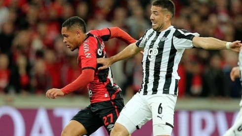 Acción de juego entre Paranaense y Libertad.