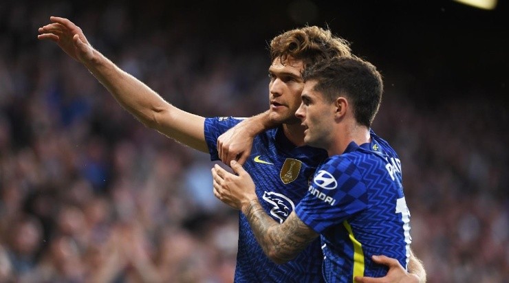 Marcos Alonso of Chelsea celebrates with team mate Christian Pulisic after scoring their sides first goalbetween Chelsea and Leicester City (Photo by Mike Hewitt/Getty Images)