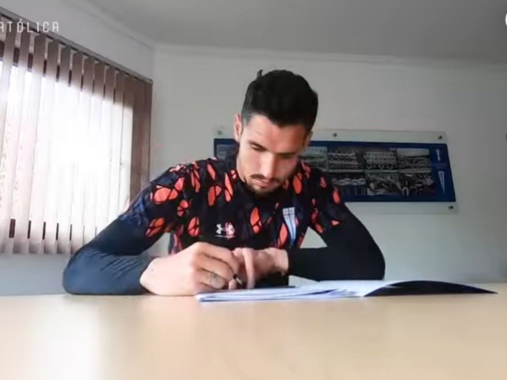 Dituro firmando la extensión de su vinculo | Foto: Captura Cruzados 