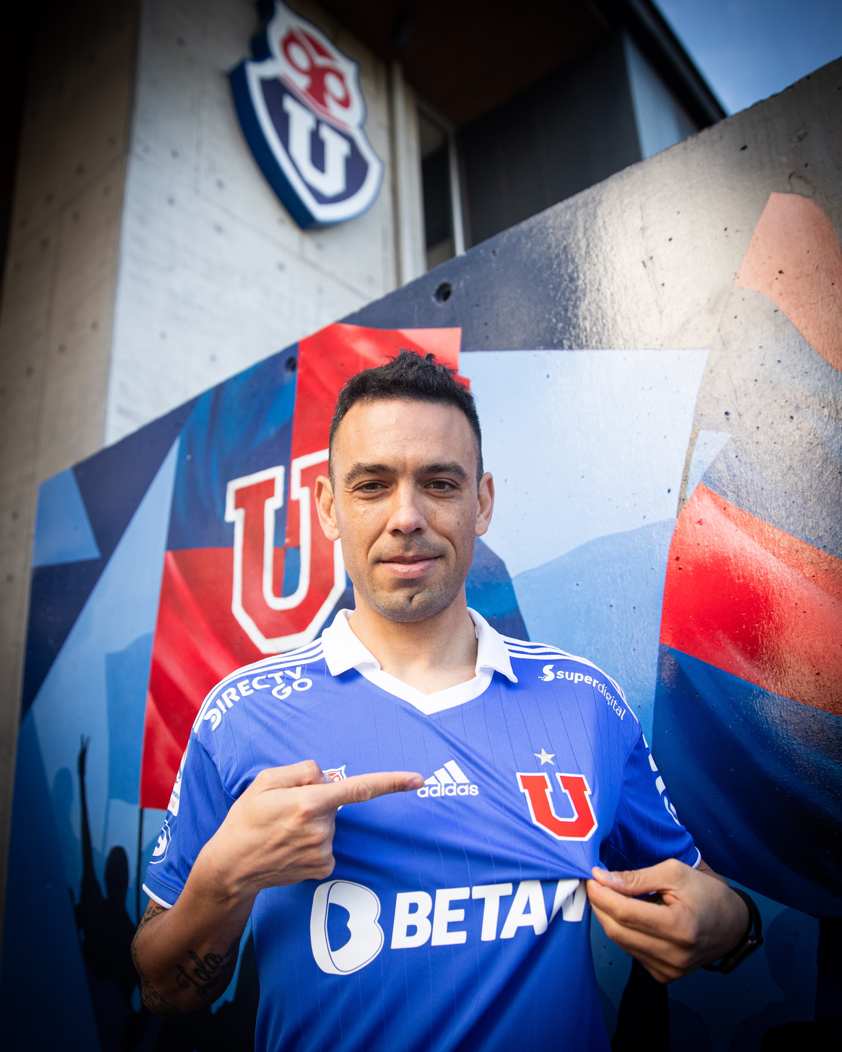 Nery Domínguez posando con la camiseta Azul | Foto: U de Chile 