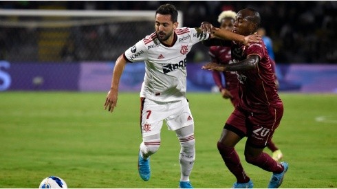 Éverton Ribeiro of Flamengo fights for the ball Junior Hernández of Deportes Tolima