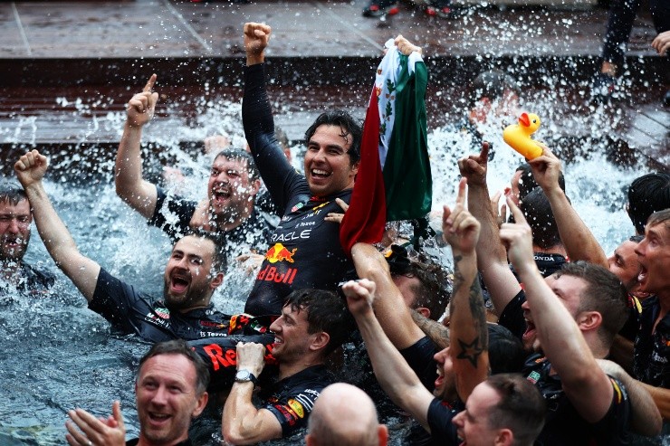 Checo Pérez y el tradicional piscinazo en Mónaco. Créditos: Getty Images