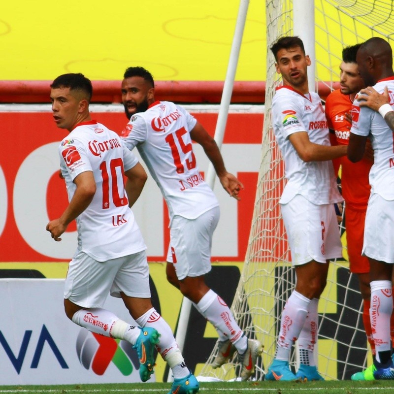 Leo Fernández "ayudó" a parar el penal ante Necaxa