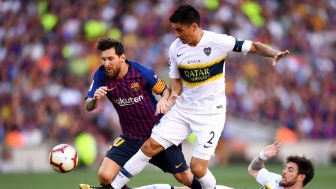 Lionel Messi ante Paolo Goltz y Nahitan Nández (2018).