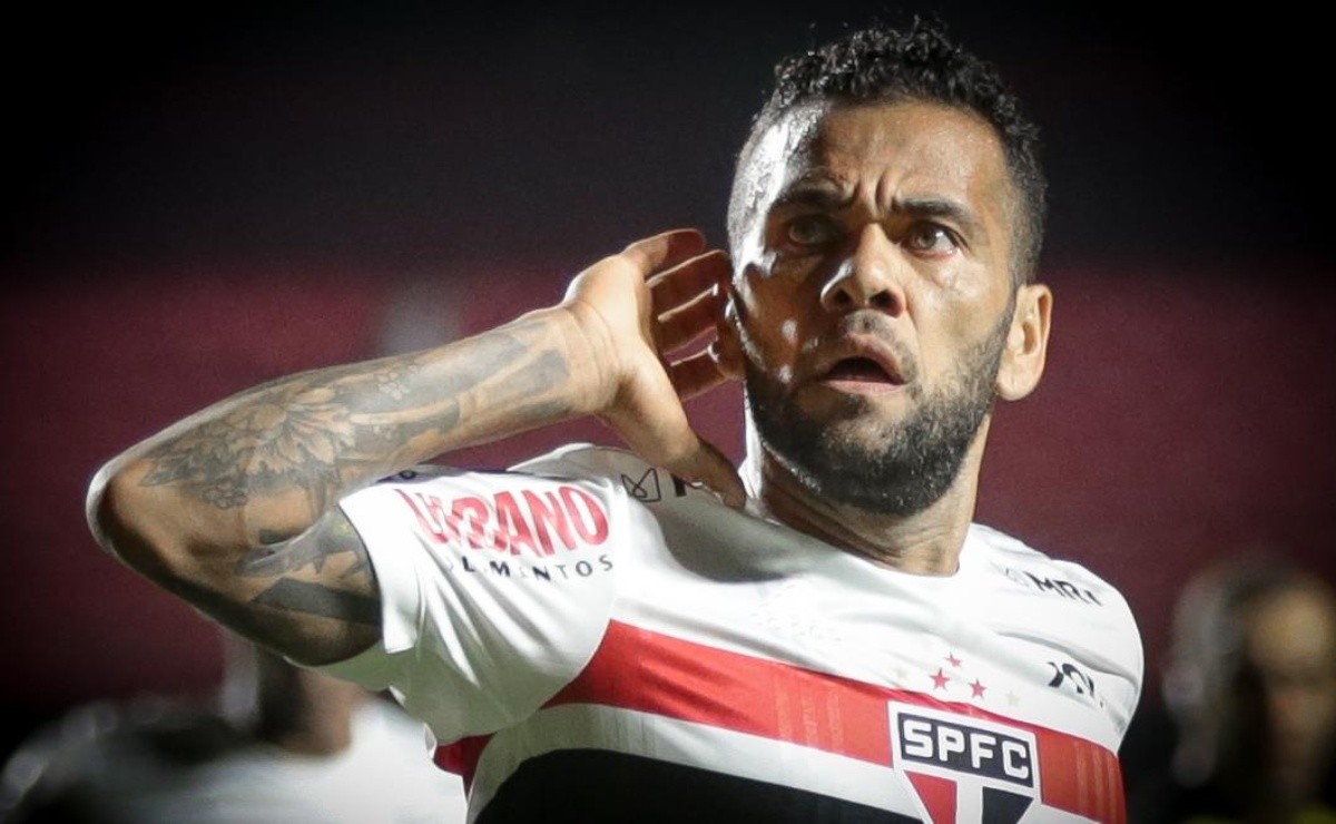 La propuesta es oficial y el Atlético teme la competencia de México por Dani Alves;  jugador también es monitoreado por Fluminense