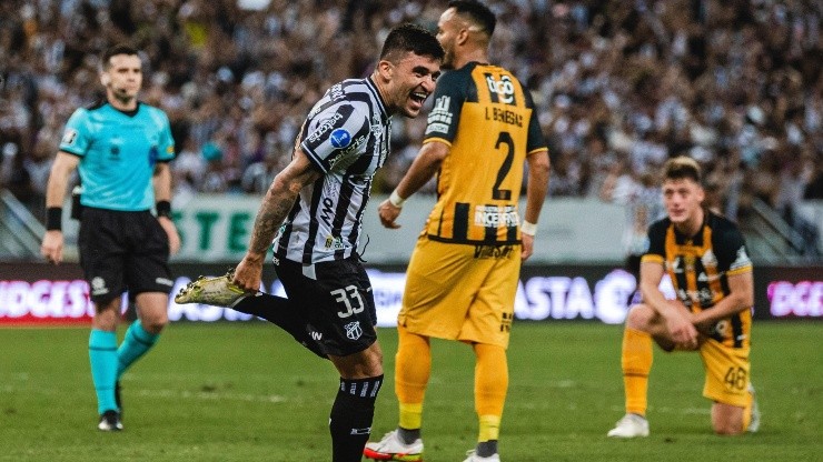 Festejo de gol de Ceará ante The Strongest.