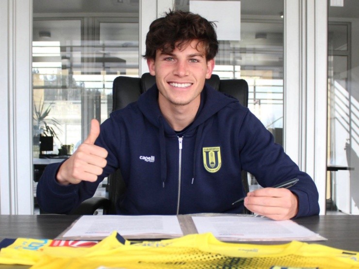 Simón Contreras firma su contrato con el Campanil | Foto: U. de Conce 