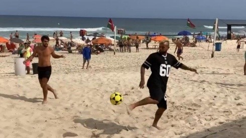 Arturo Vidal se anima a jugar un futboley en exclusiva playa de Río de Janeiro