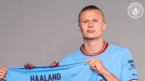 Haaland con su nueva camiseta de City.