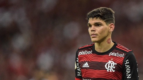 Ayrton Lucas inflamou a torcida do Flamengo (Foto: Thiago Ribeiro/AGIF)
