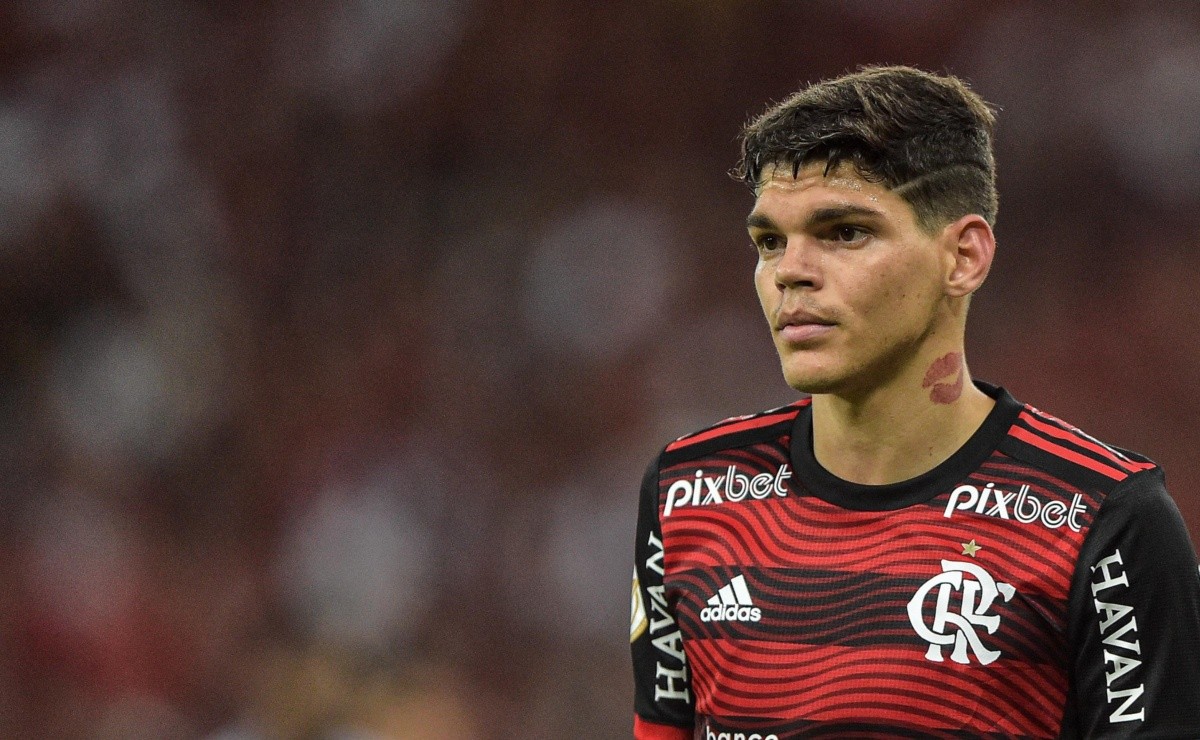 Ayrton Lucas chega ao Rio e comemora acerto com o Flamengo: 'Não