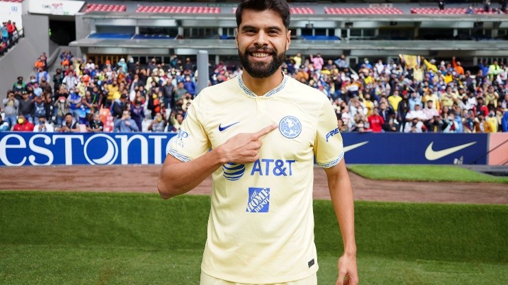 Néstor Araujo en su presentación como refuerzo del América.