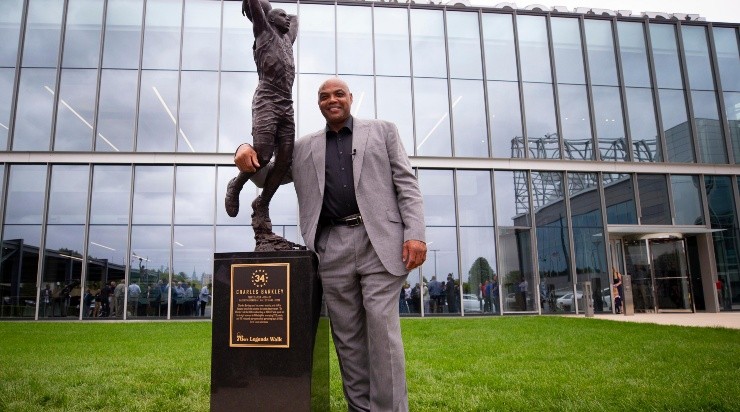 Barkley junto a su estatua en Philadelphia (Getty)