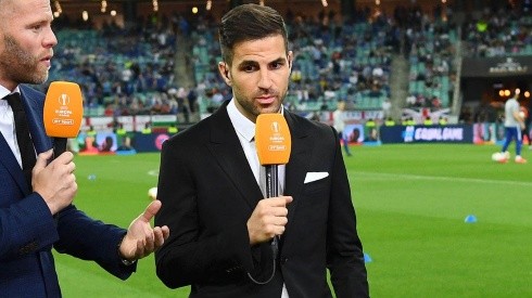 Cesc Fábregas haciendo apoyos para la tv.