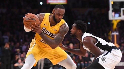 LeBron James y Patrick Beverley.