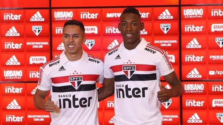 Foto: Rubens Chiri/São Paulo FC - Igor Vinícius (à esquerda) viu renovação estagnar e há risco de saída do São Paulo